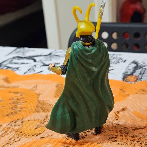Marvel Avengers Loki 4" Action Figure with Sceptor & Helmet Loose Hasbro Staff - Picture 3 of 7